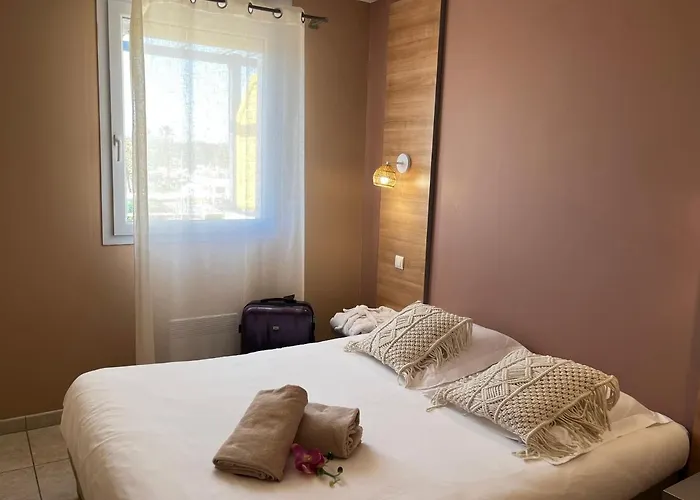 Hoteliere Natureva & 4* 아그